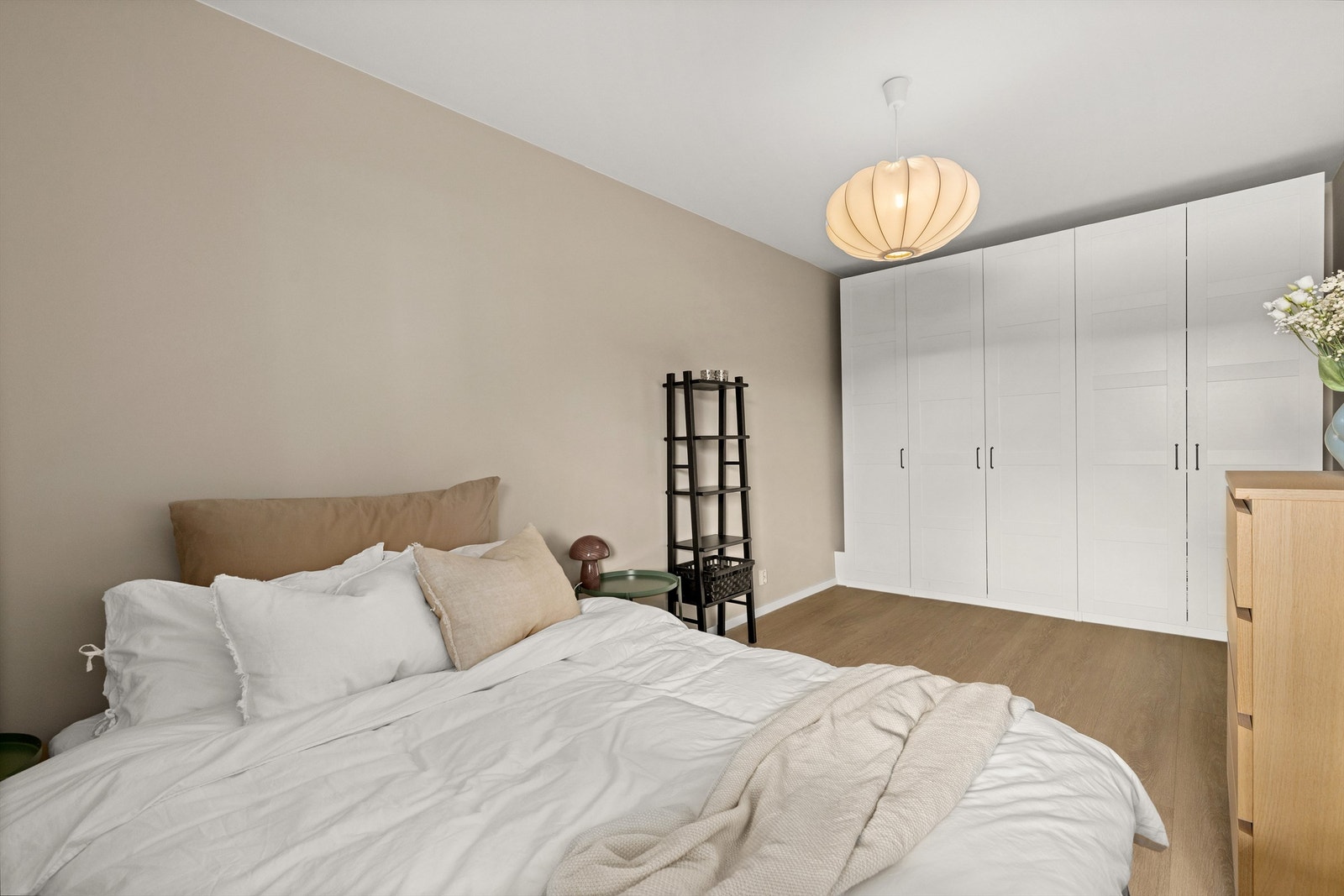 Her er det godt med oppbevaringsplass i en stor garderobeløsning. Galleribilde