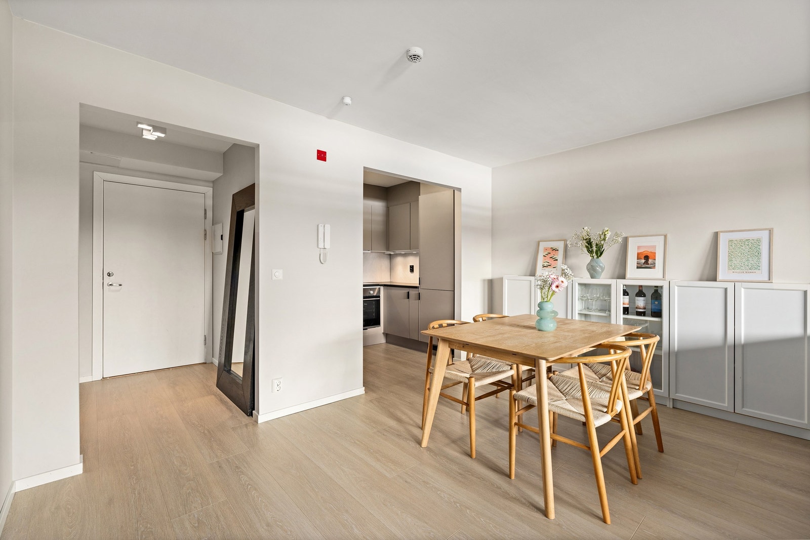 Gjennomgående nytt laminatgulv og nymalte flater fra 2023 gir et helhetlig og tidsriktig preg. Galleribilde