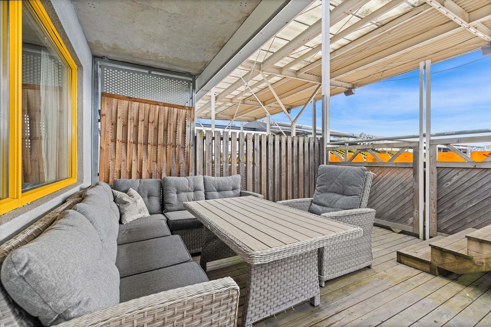 Den private terrassen på nesten 28 m² er en sjelden utvidelse av boligen, med god plass til utemøbler. Galleribilde