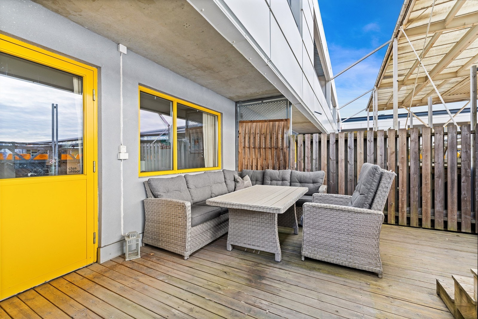 Terrassen er bygget i betong med bjelkelag av tre og terrassebord. Galleribilde