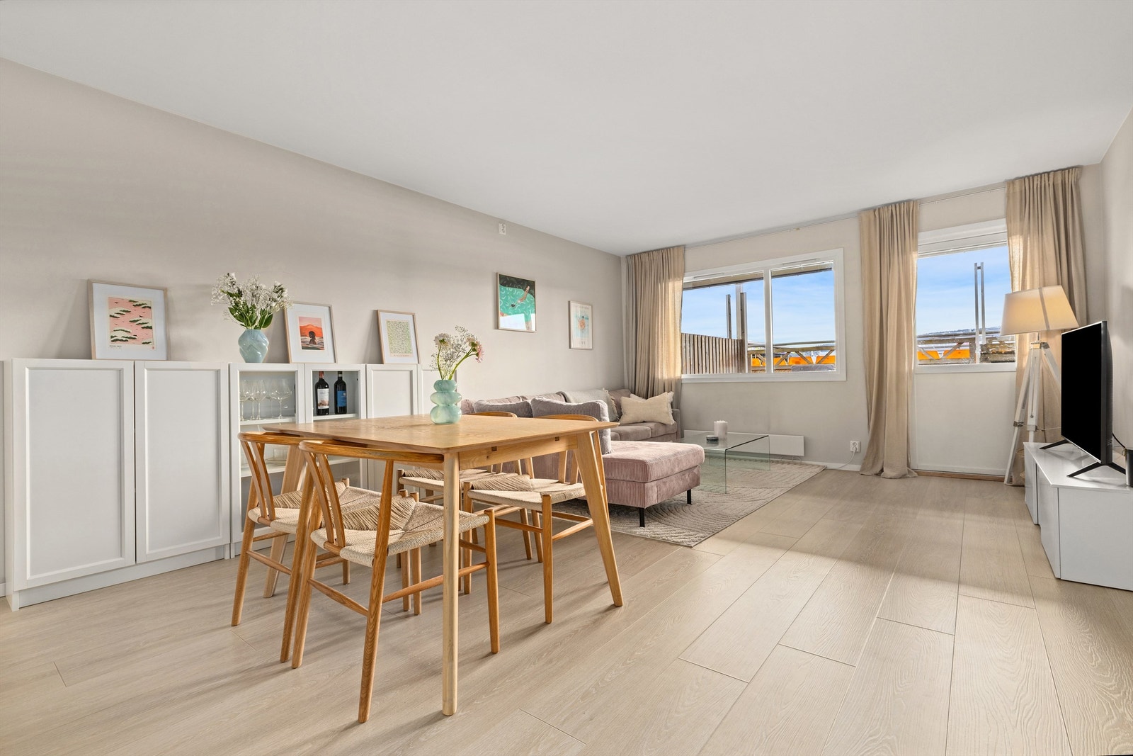 Eiendomsmegler Krogsveen v/Christian Blenne Lien ønsker velkommen til Åråssvingen 6! Galleribilde