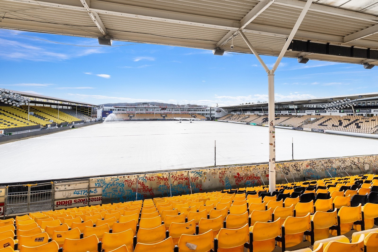 Utsikt rett ut mot gressmatten på Åråsen stadion. Galleribilde