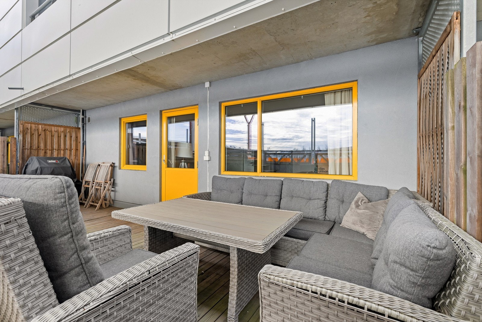 Uteplassen er delvis overbygget, noe som gir ly for vær og vind. Galleribilde