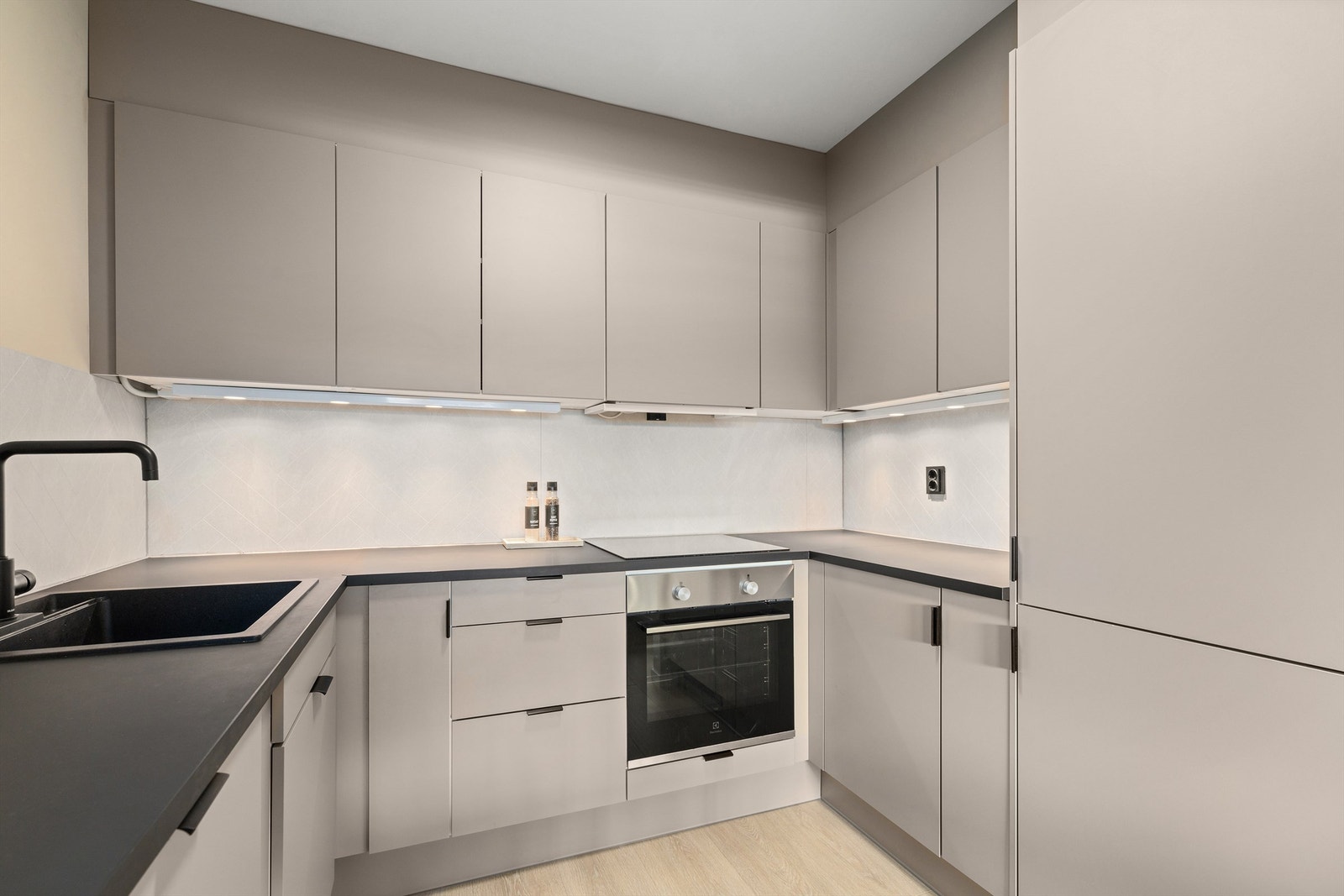 Kjøkkenet fra Norema er nytt i 2023, med glatte fronter og integrerte hvitevarer. Galleribilde