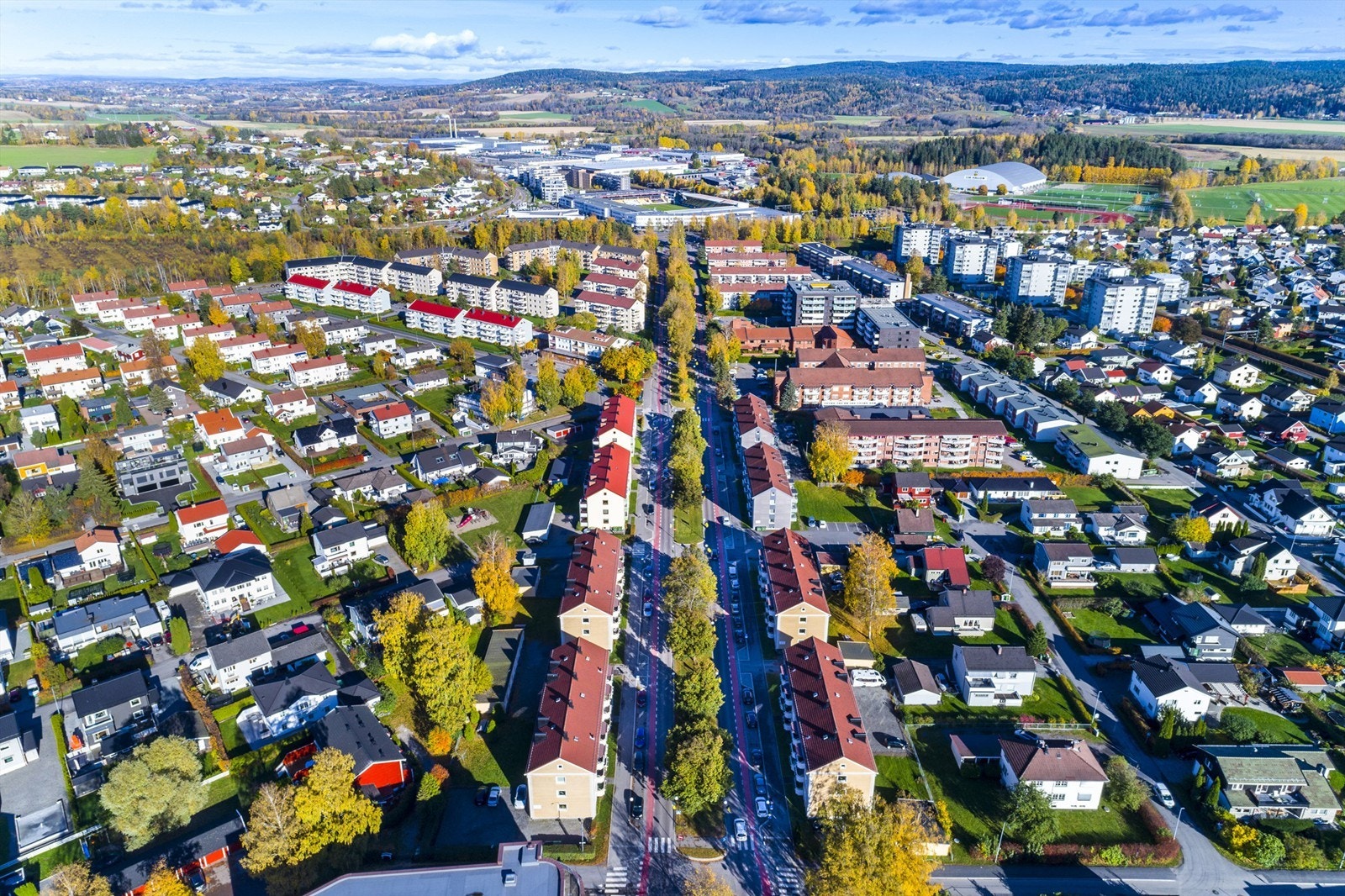 Området består av en blanding av blokkbebyggelse og småhus, med kort vei til Lillestrøm sentrum. Galleribilde