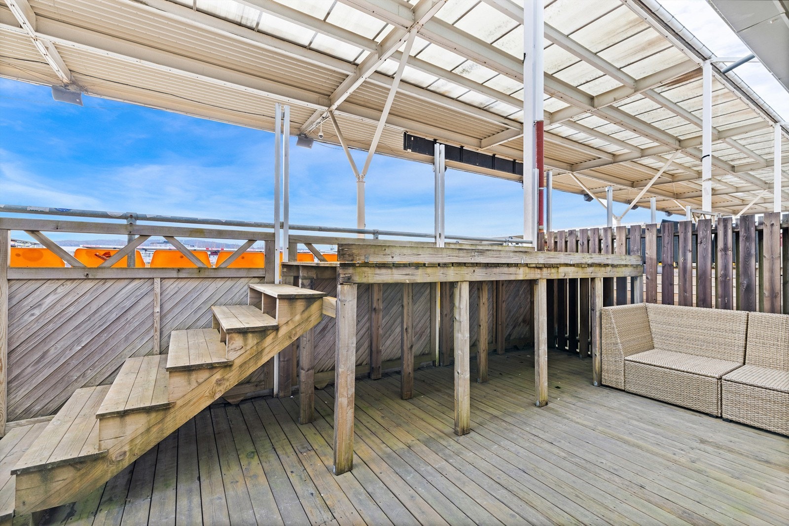 Selger har bygget egen tribune på terrassen for bedre utsikt mot banen. Galleribilde