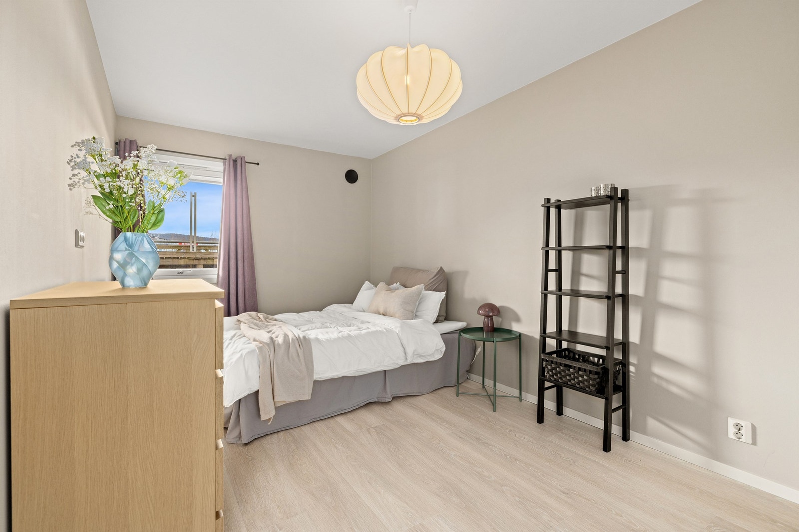 Soverommet har god plass til dobbeltseng og er, som resten av leiligheten, oppgradert i 2023. Galleribilde