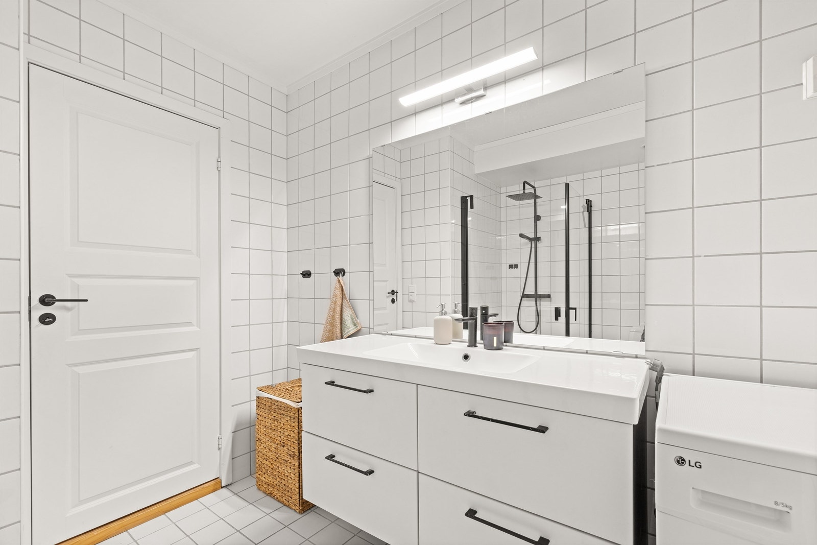 Badet har flislagte flater og elektriske varmekabler i gulvet for god komfort. Galleribilde