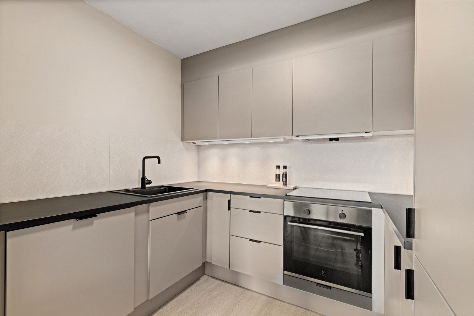 For økt sikkerhet er kjøkkenet utstyrt med både komfyrvakt og vannstoppsystem. Galleribilde