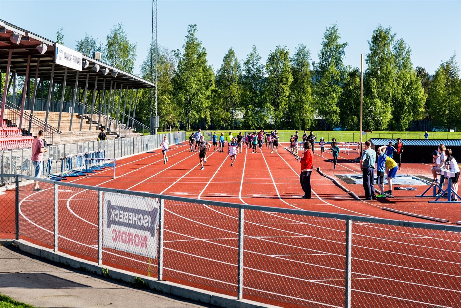 I nærområdet finnes det flere idrettsanlegg, inkludert Lillestrøm Arena. Galleribilde