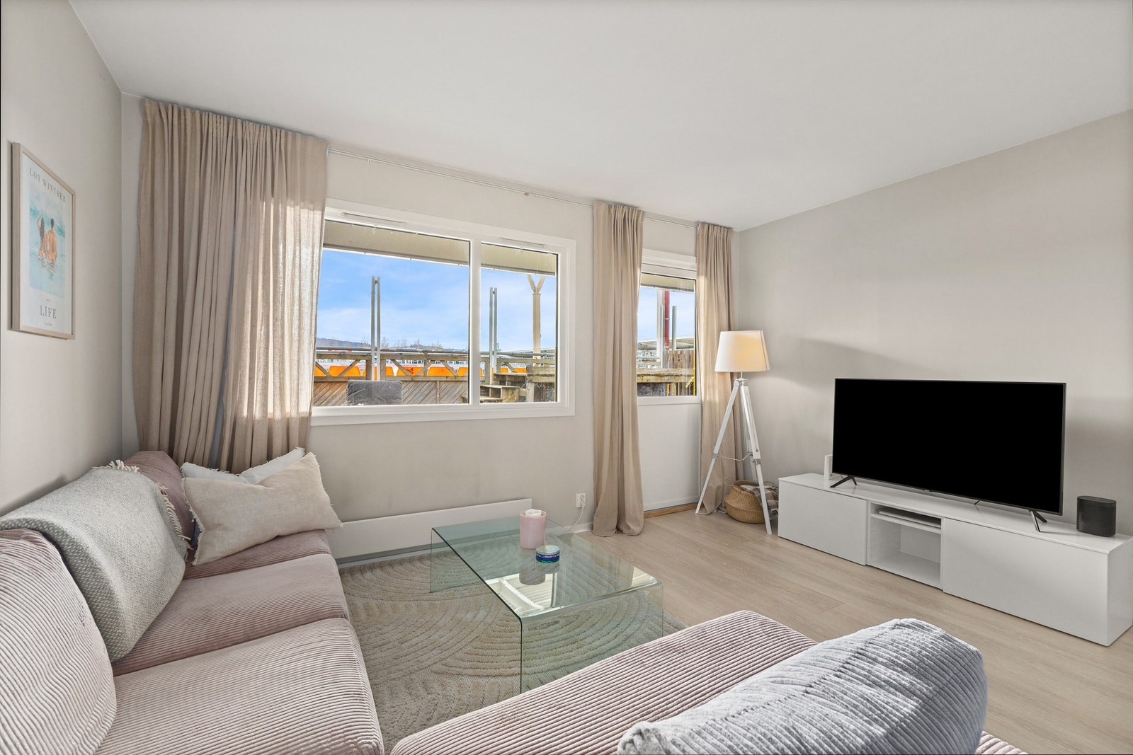 Stuen har en takhøyde på 2,46 meter og varmes opp med panelovner. Galleribilde