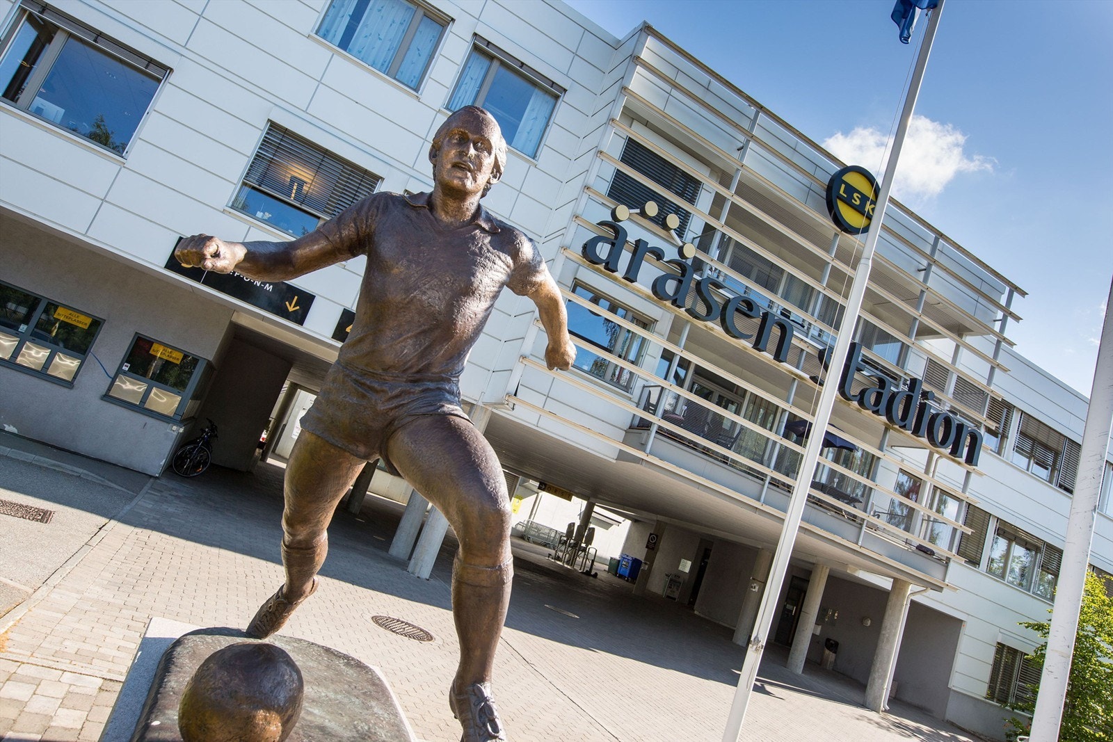 Åråsen stadion er en sentral del av nabolaget, med et aktivt miljø og gode treningsmuligheter. Galleribilde
