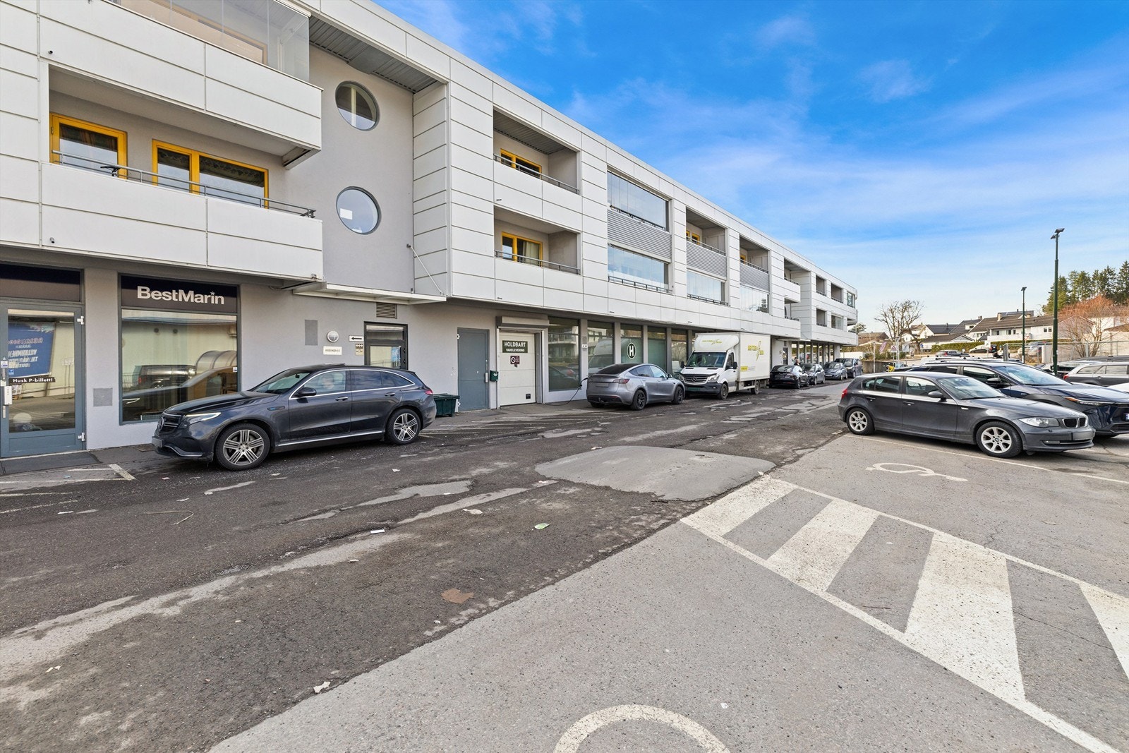 Bygget er fra 2001. Det medfølger en stor garasjeplass med mulighet for elbillader. Galleribilde