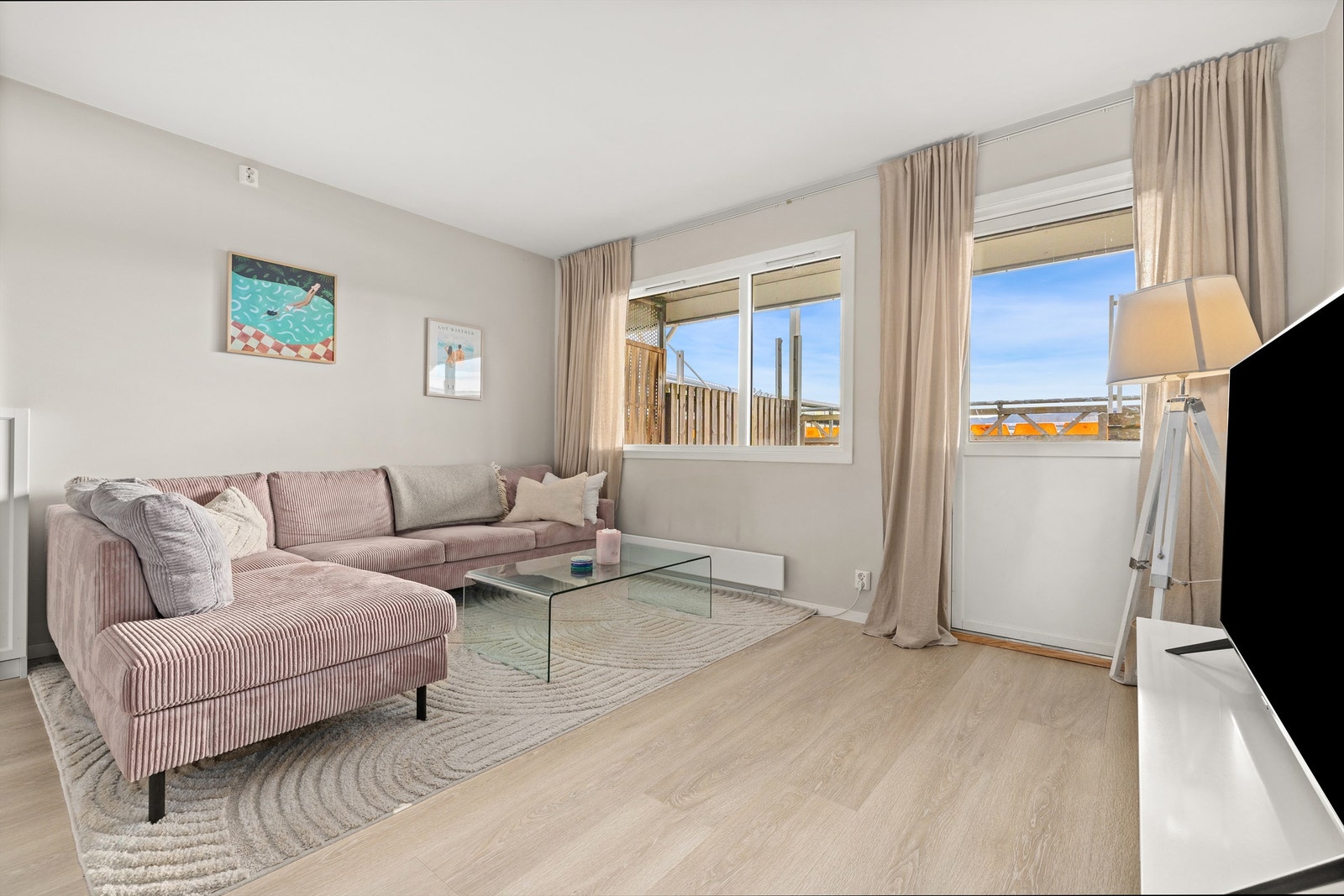 Leiligheten har en arealeffektiv planløsning på 54 m² (BRA-i) med åpen stue- og kjøkkenløsning. Galleribilde