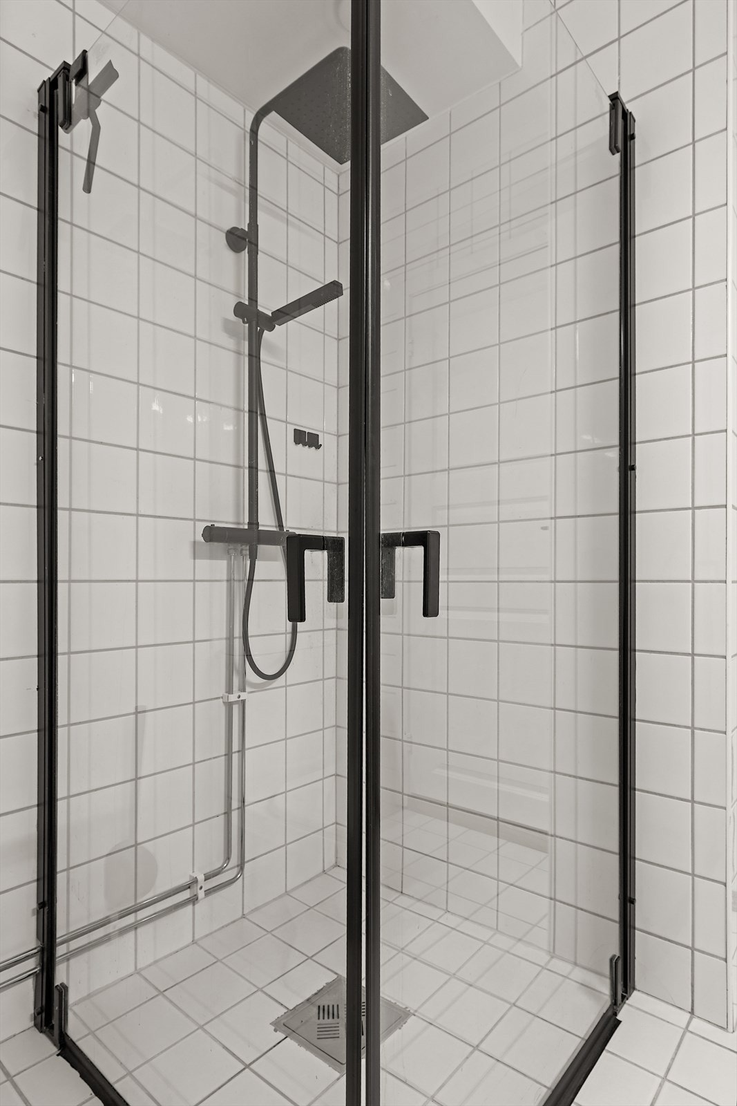 Dusjhjørne med praktiske, innfellbare glassdører. Galleribilde