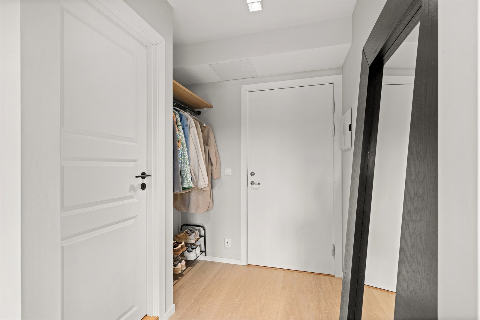 Alle gulv, vegger og tak i leiligheten ble fornyet i 2023. Galleribilde