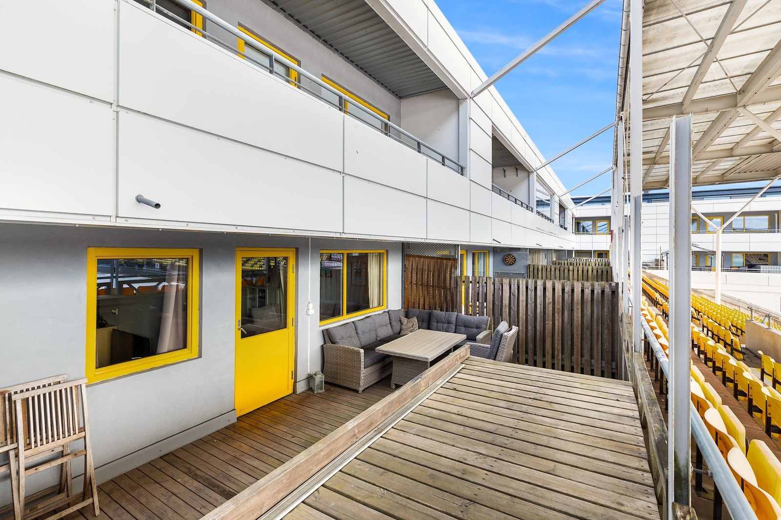 Fra terrassen har du en unik nærhet til arrangementene på Åråsen stadion. Galleribilde