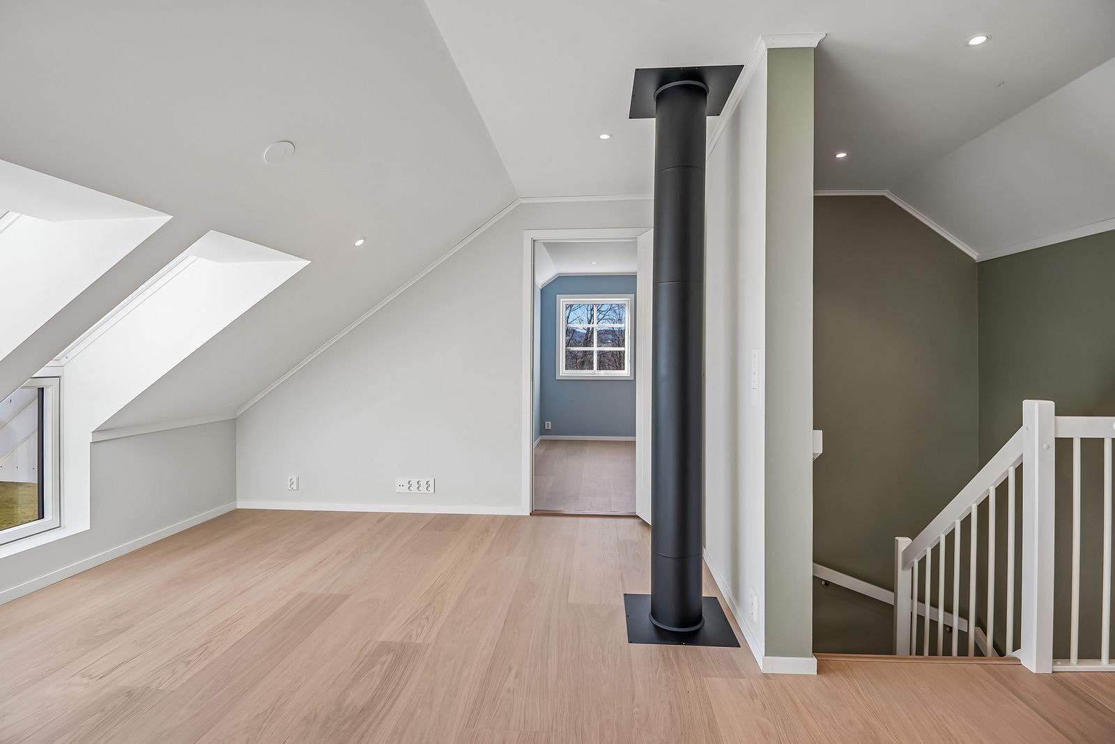 Loftstue med mulighet for en hyggelig tv-krok og sofagruppe. Galleribilde