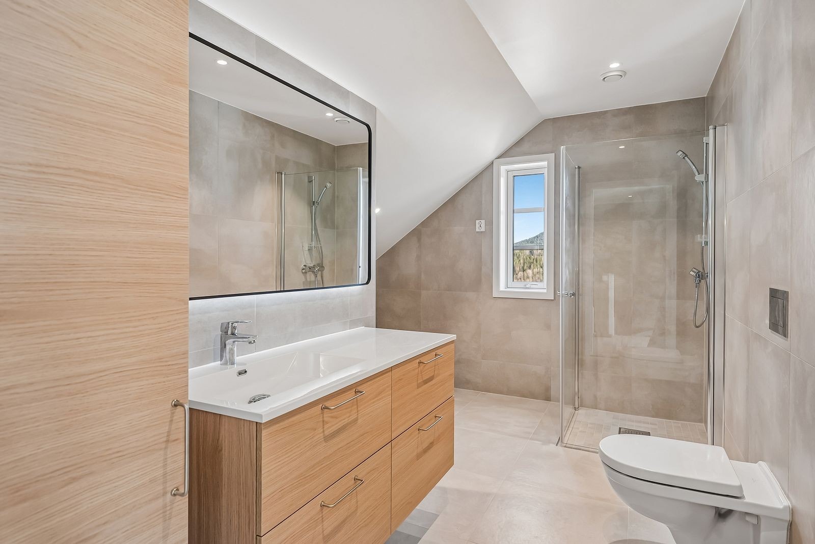 Badet er i 2 etg. er av god størrelse og har moderne fliser. Galleribilde