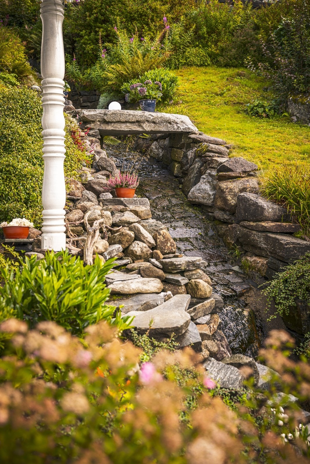 Hagen er pent opparbeidet med diverse beplantning i ulike soner. Galleribilde