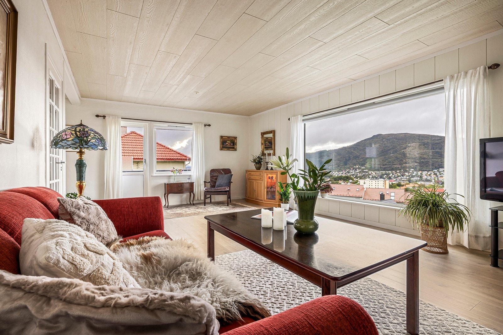 Sofagruppen får sin naturlige plassering foran det pittoreske skuet utover Bergensdalen. Galleribilde