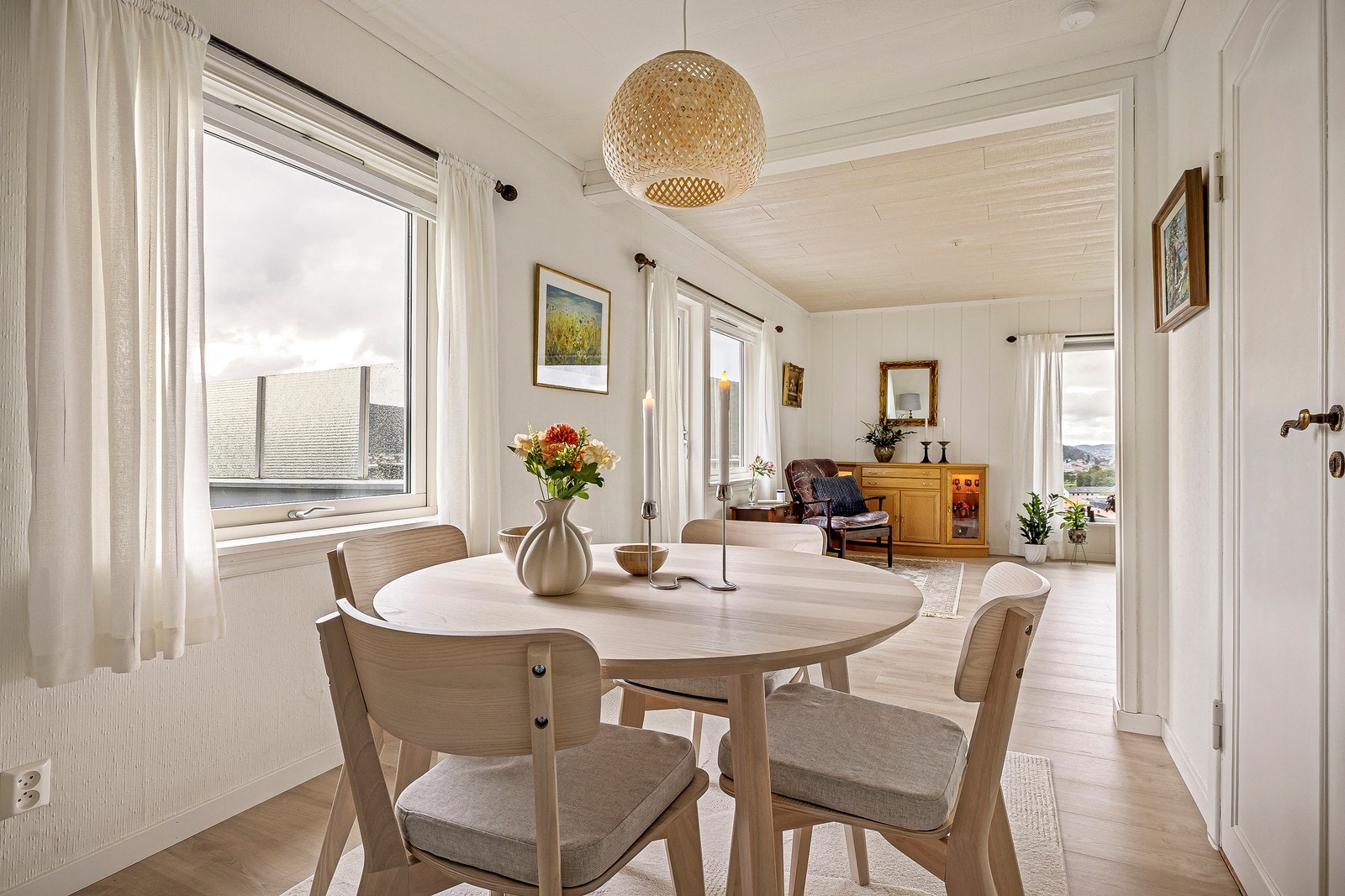 Rommet var originalt et soverom, men nåværende eier åpnet opp til fordel for en enda større stue. Galleribilde