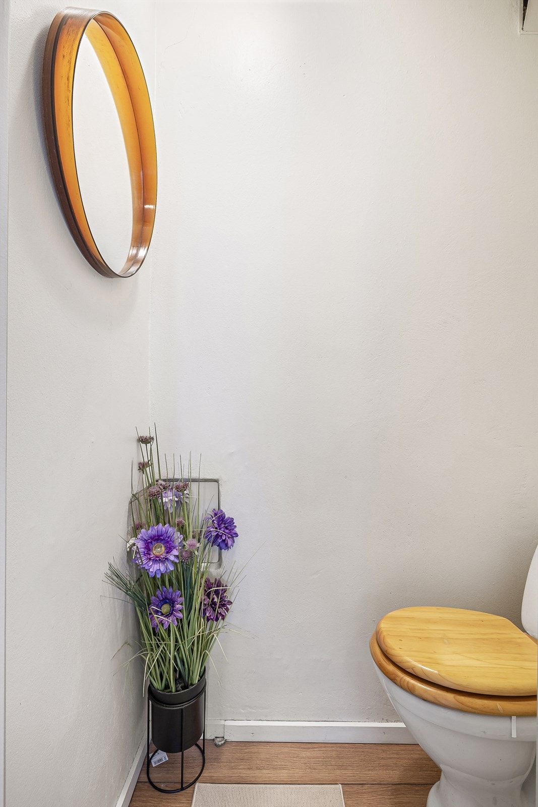 Toalettrommet ligger vegg i vegg med badet. Galleribilde