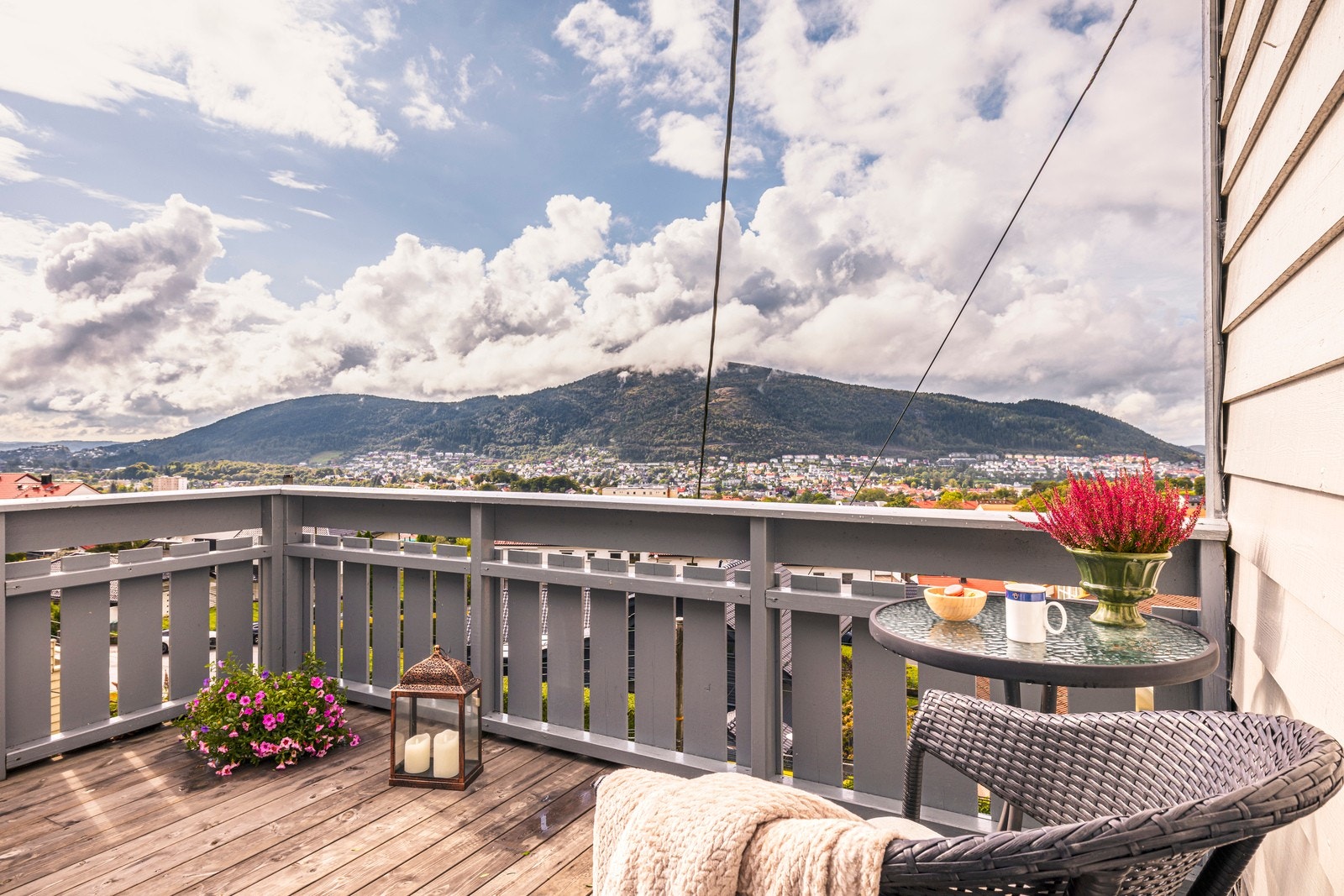 Her kan man nyte solen fra den kommer opp over Ulriken til godt ut på kvelden. Galleribilde