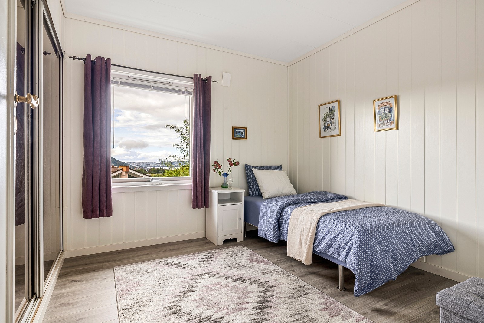 Soverom nr to har også plass til både seng og øvrig ønsket møblement. Galleribilde