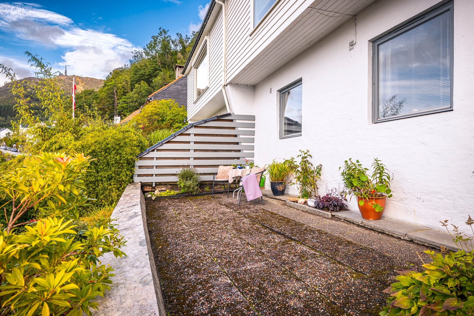På fremsiden av boligen er det en platting hvor man kan nyte solen helt til den går ned. Galleribilde