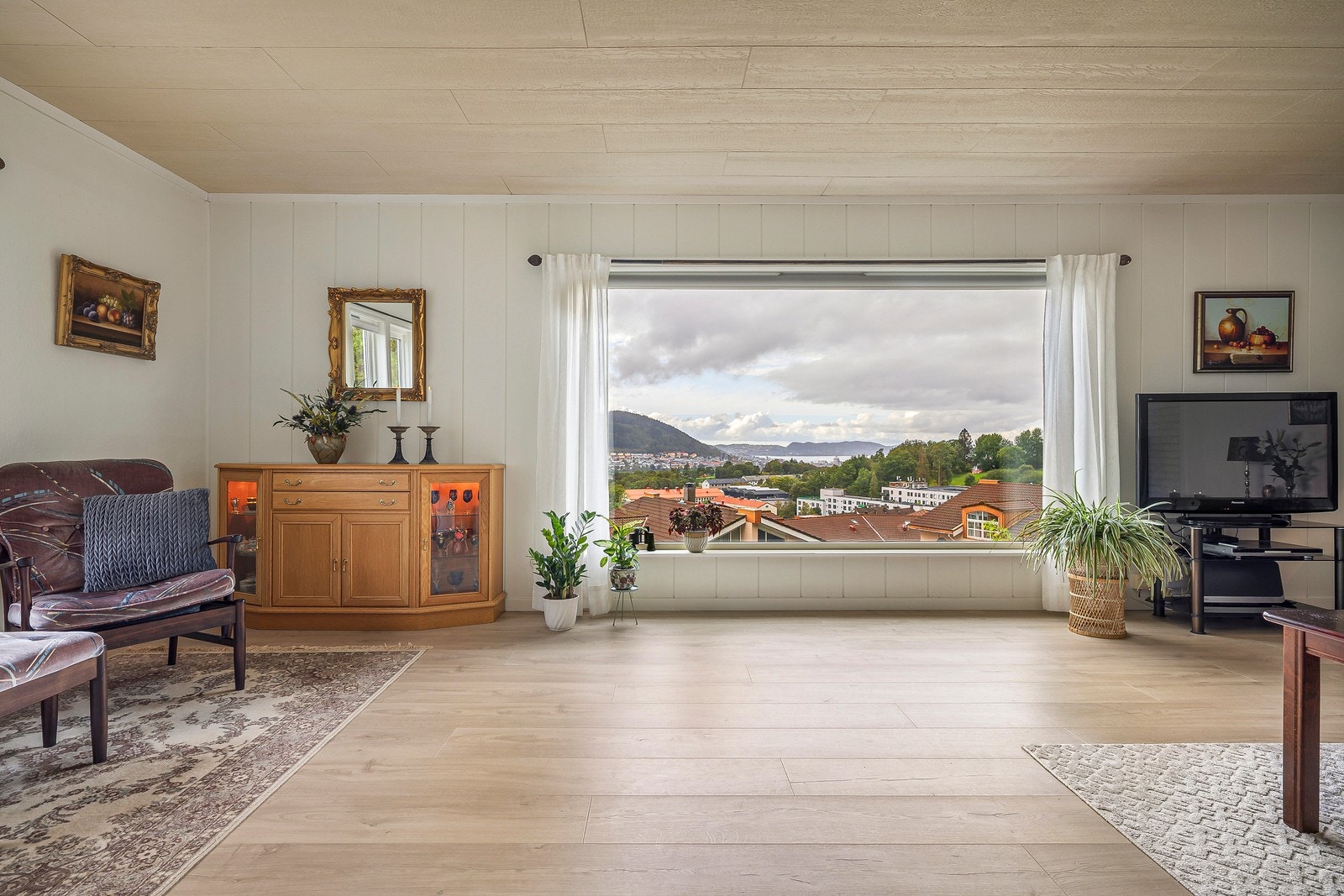 Det kan være vanskelig å ikke la seg fengsle av utsikten fra det store stuevinduet. Galleribilde