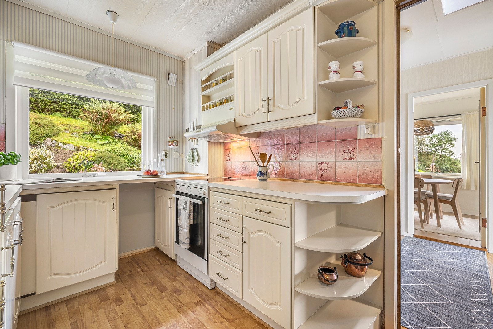 Utformingen er funksjonell, og det er godt tilrettelagt for å skape sitt eget "drømmekjøkken". Galleribilde