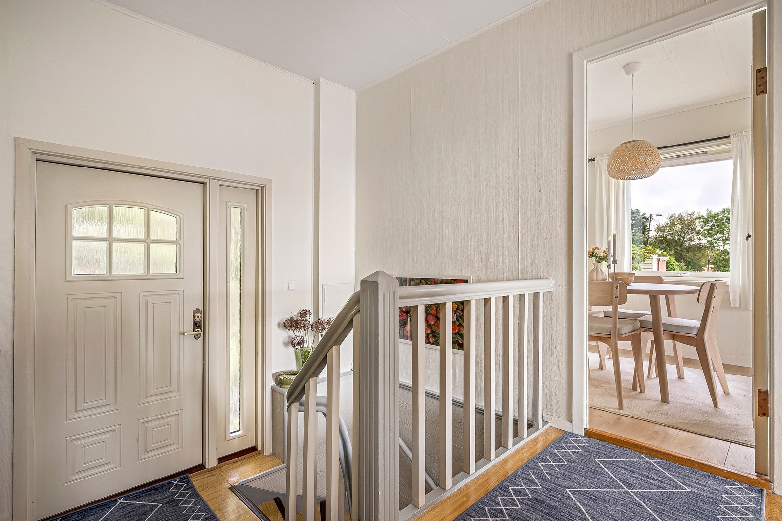 Det er inngangsparti både ved hovedetasjen og ved underetasjen - praktisk med enkel tilkomst. Galleribilde