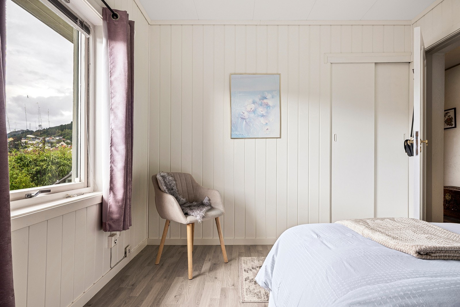 Her er det plass til både seng, nattbord og øvrig soveromsmøblement. Galleribilde