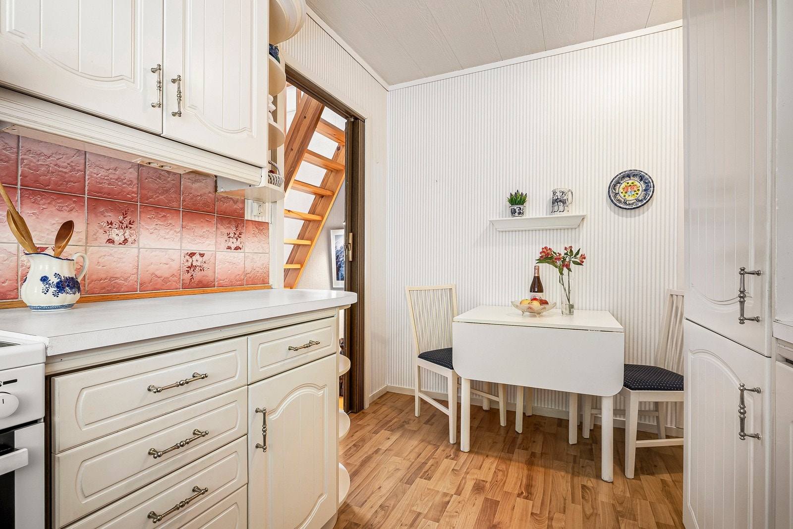 Det er også plass til et lite frokostbord langs veggen hvor morgenkaffeen kan nytes før en tar fatt på dagen. Galleribilde