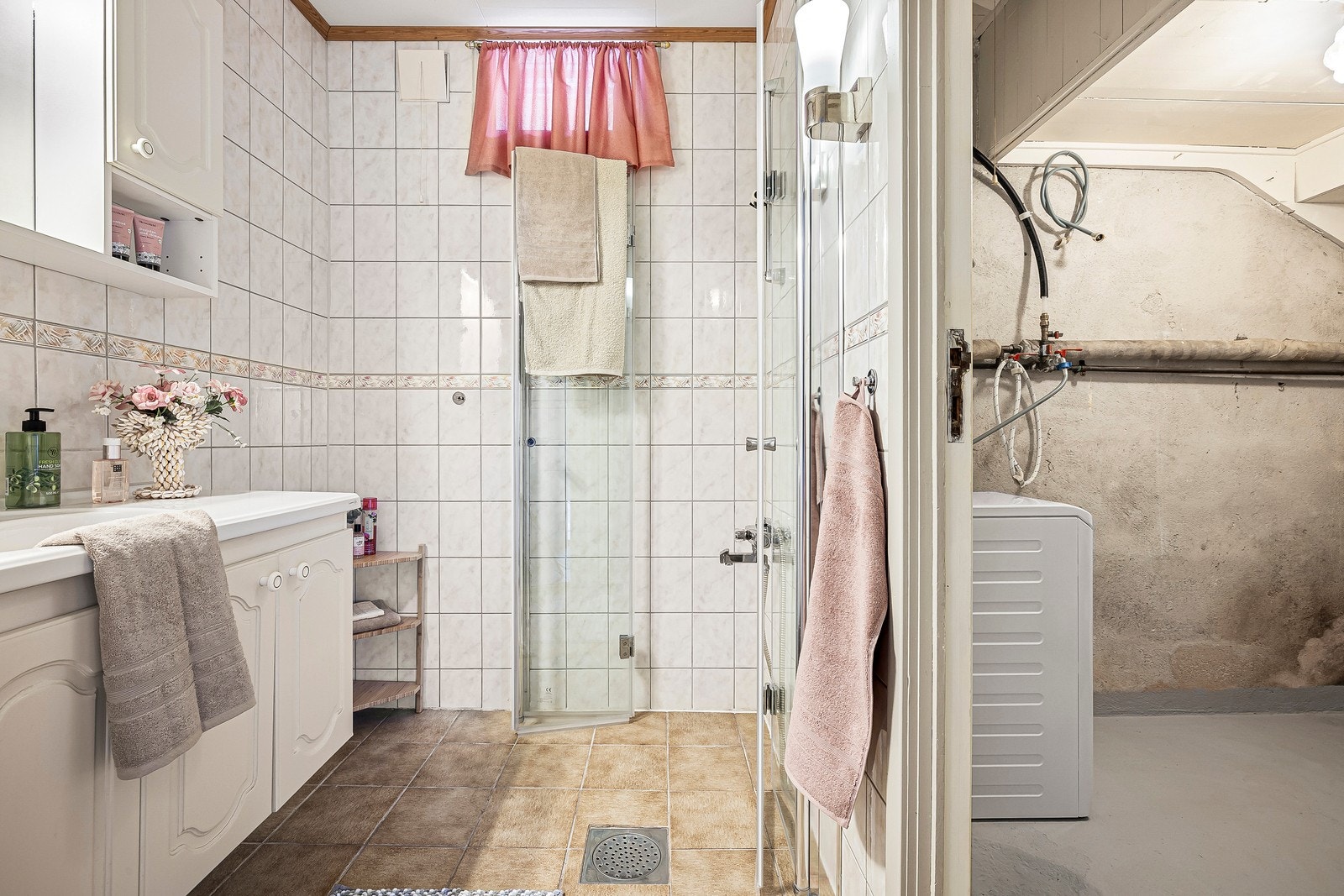 I tilknytning badet er det i dag innredet som vaskerom ved siden av (opprinnelig tegnet inn som tørkerom). Galleribilde