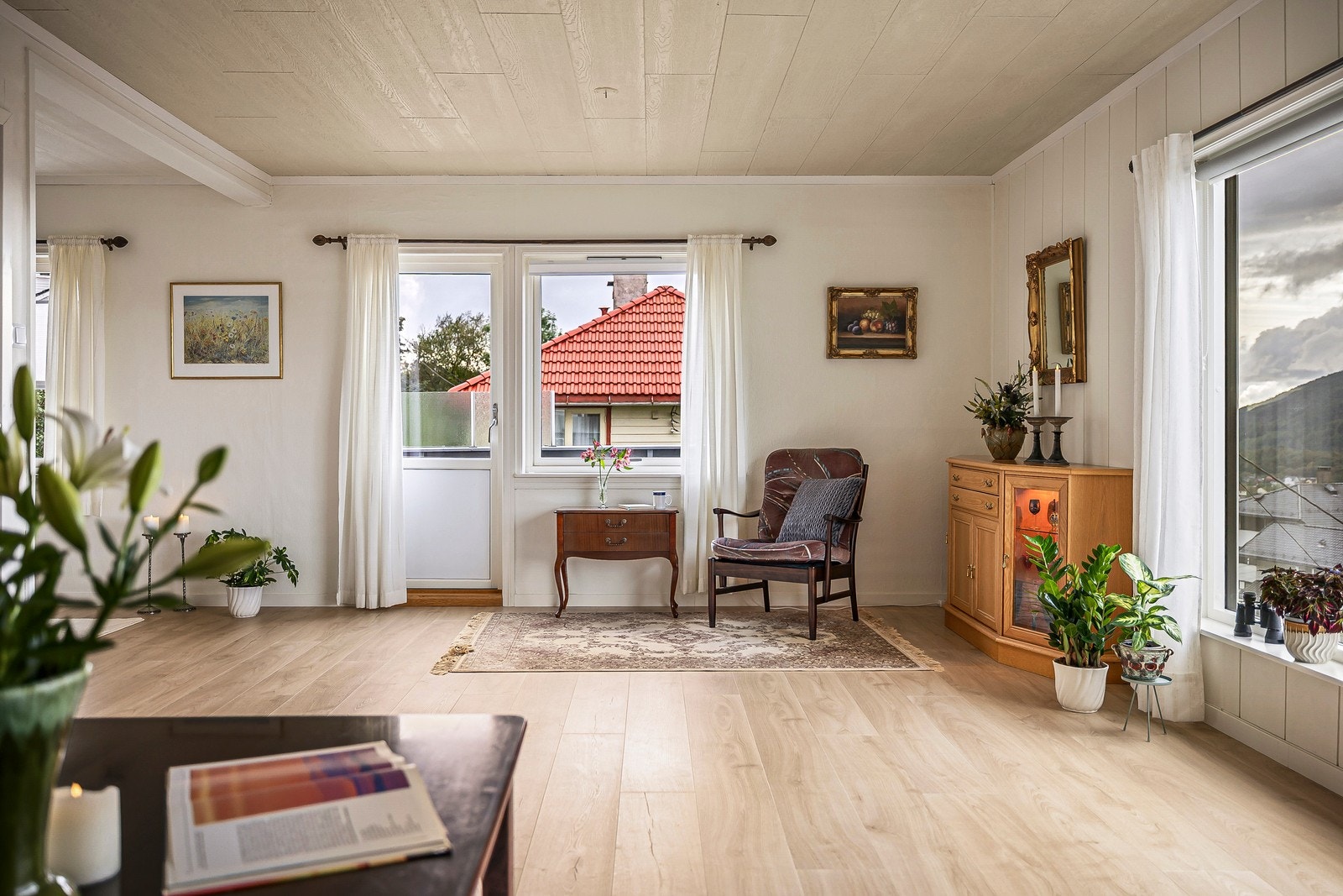 I overgangen mot spisestuen finner vi utgangen til terrassen. Galleribilde