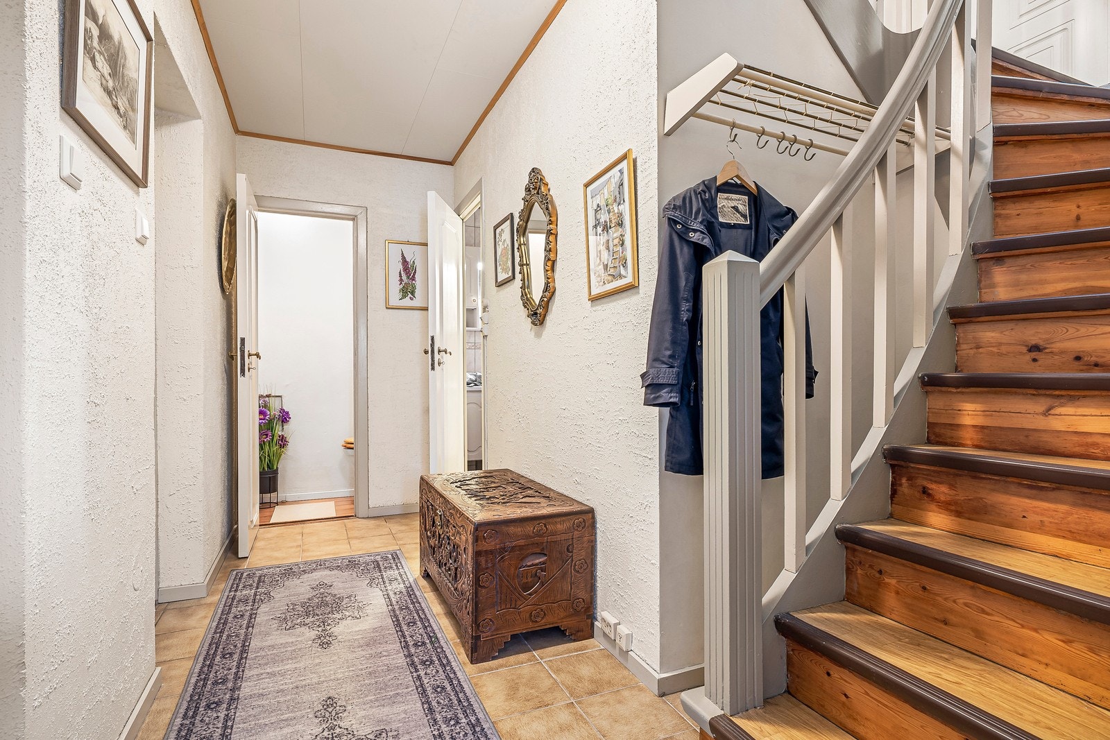 Mellomgangen fungerer som et bindeledd mellom de øvrige rommene, og har attpåtil plass til litt diverse oppbevaringsløsninger. Galleribilde