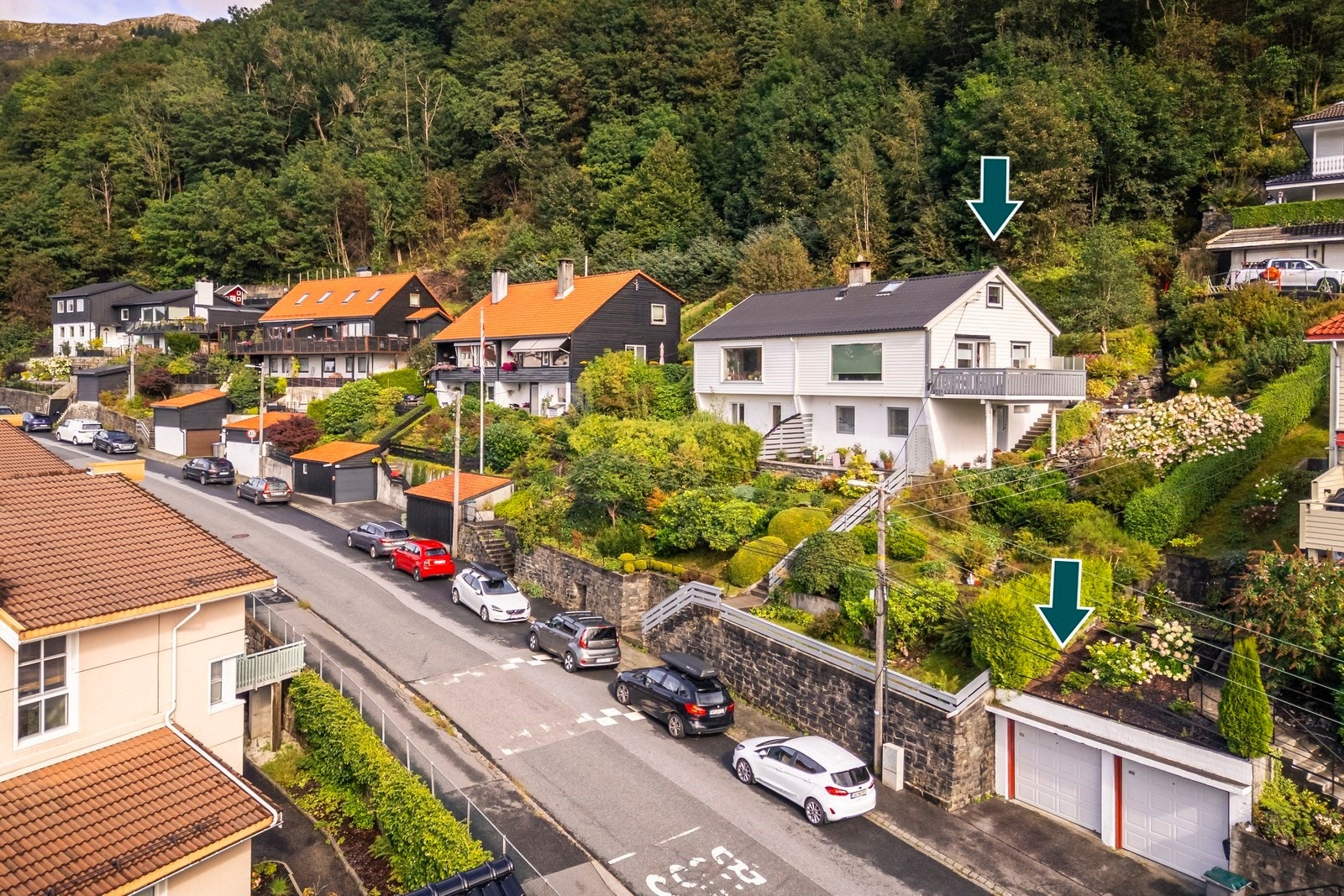Her kan det blant annet skiltes med en pent opparbeidet hage, nydelig utsikt og bruksrett til garasje. Galleribilde