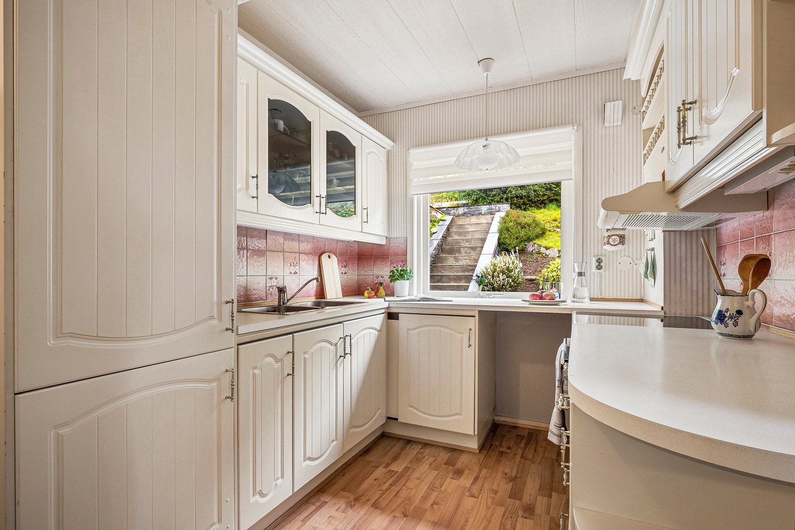 Kjøkkeninnredningen består av profilerte fronter og benkeplate i laminat. Galleribilde