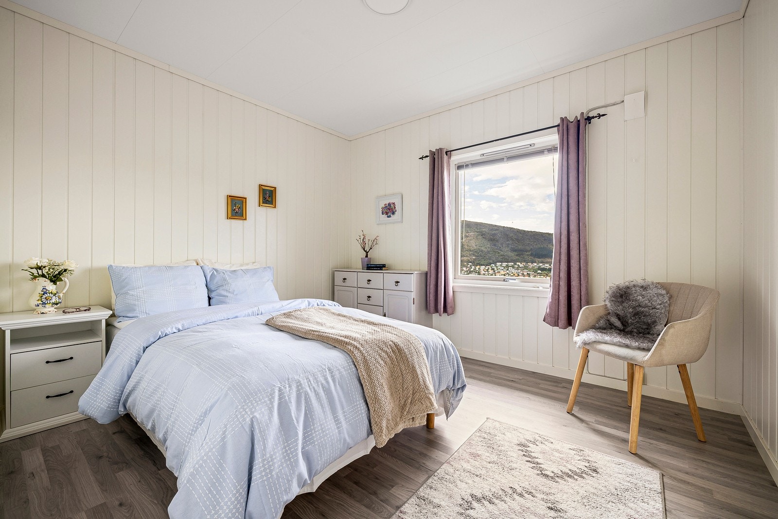 Boligen har i dag to soverom (opprinnelig tre) av god størrelse. Galleribilde