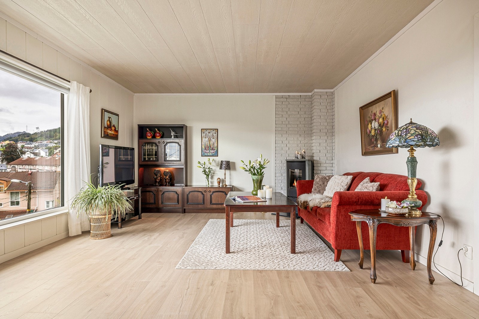 Det store vinduet og de lyse fargevalgene skaper en luftig og behagelig atmosfære. Galleribilde