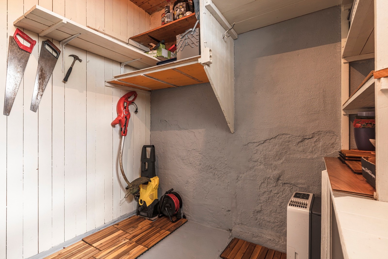 Perfekt for oppbevaring av diverse hageutstyr. Galleribilde