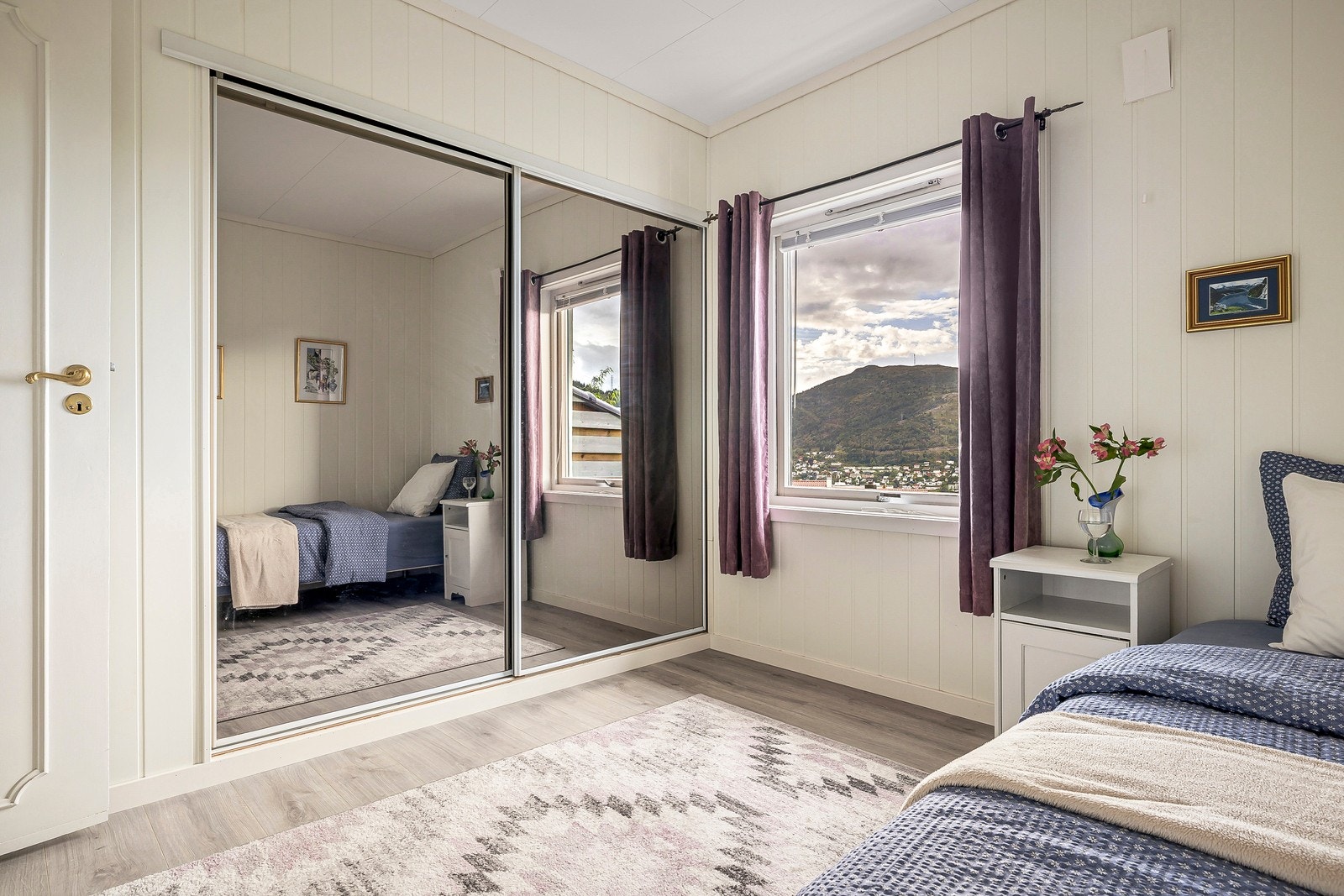 Her er det også montert skyvedørsgarderobe i veggen. Galleribilde