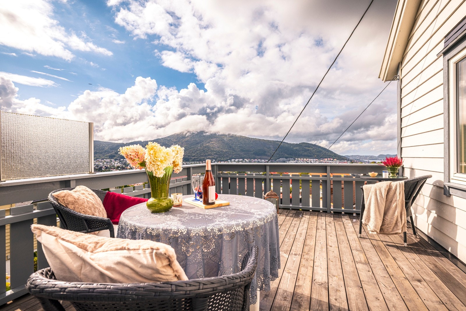 Terrassene er av fin størrelse og har plass til innredning i flere soner. Galleribilde