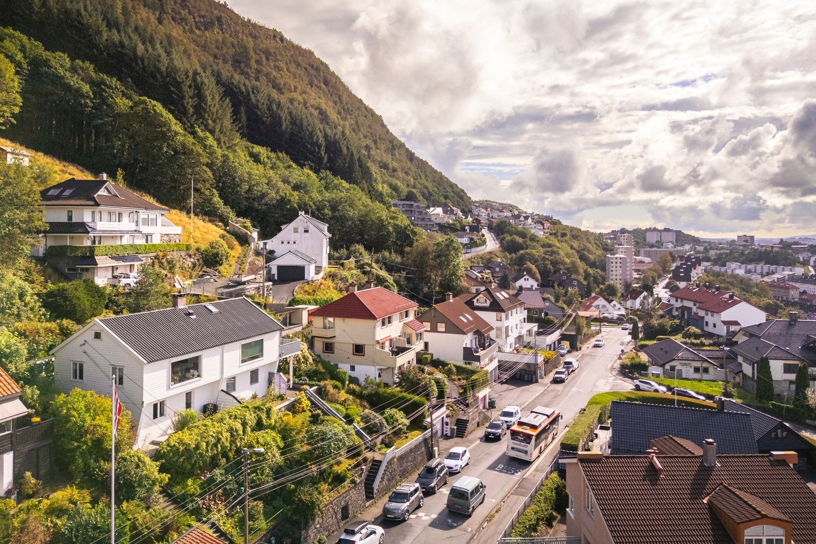I tillegg til garasjeplass og gateparkering, er det også et godt kollektivtilbud like utenfor døren. Galleribilde