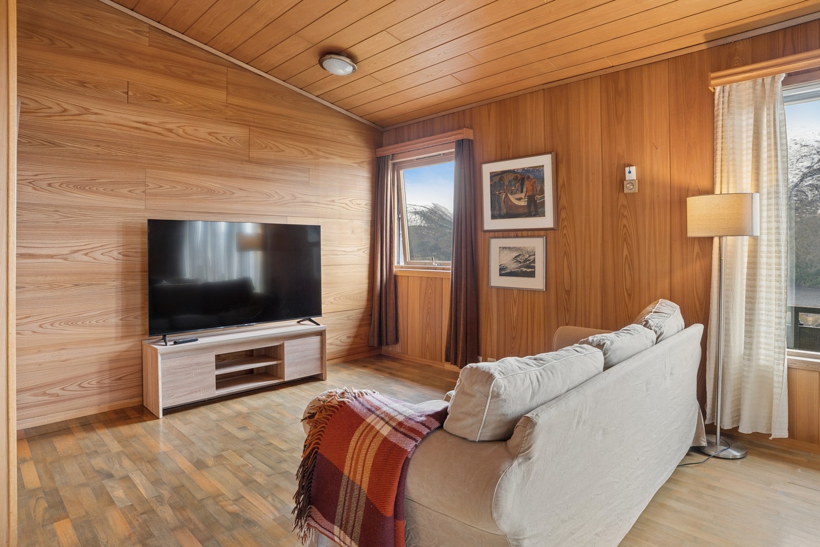 - Tv stue, her er rommet godkjent som soverom på byggegodkjente tegninger, så her kan du lage til et ekstra soverom hvis det er behov - Galleribilde