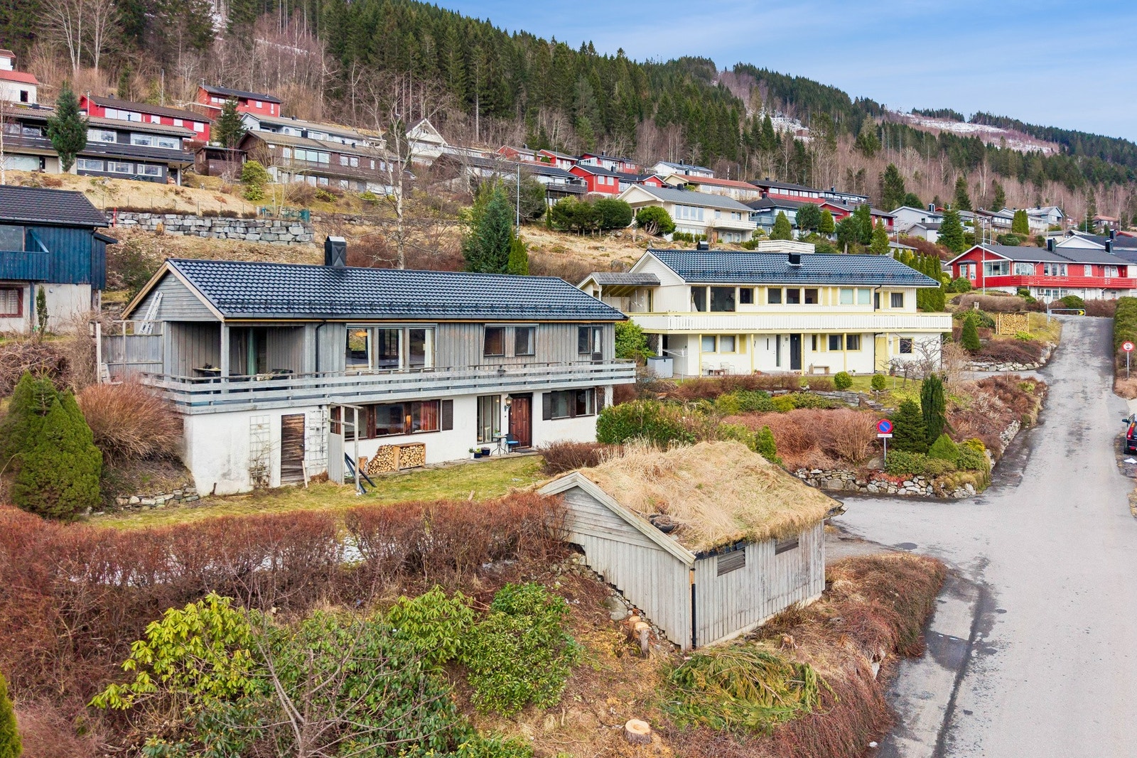 - Taktekkingen ble skiftet i 2024, det er også en stor bod under verandaen - Galleribilde