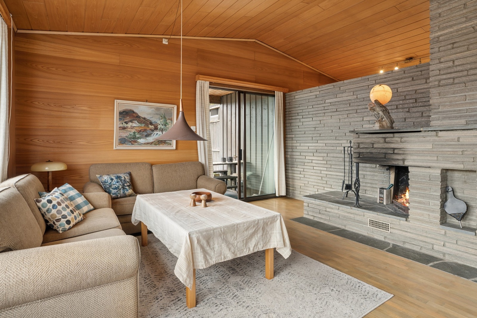 - Peis i stuen sikrer god varme i etasjen, fra stuen har du utgang til koselig veranda - Galleribilde