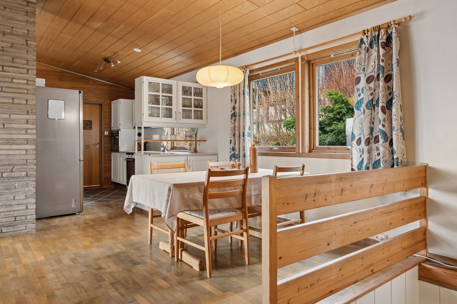 - Boligen har en åpen stue/-kjøkken løsning - Galleribilde